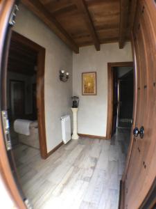 een afbeelding van een kamer met een spiegel bij La Casa del Horno in Cernégula