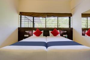Een bed of bedden in een kamer bij Hotel Xec Residency