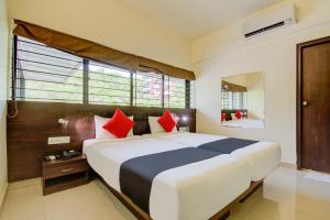 Een bed of bedden in een kamer bij Hotel Xec Residency
