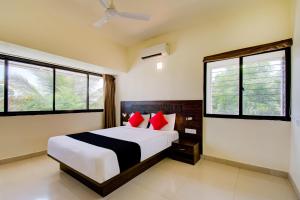 Un pat sau paturi într-o cameră la Hotel Xec Residency