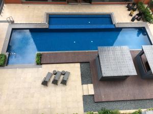 Πισίνα στο ή κοντά στο A Home with a view, 1 Bdrm with balcony and Netflix Access