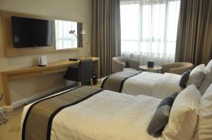 Кровать или кровати в номере Lavender Hotel Al Nahda Dubai