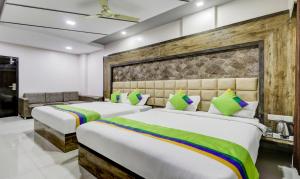 Ένα ή περισσότερα κρεβάτια σε δωμάτιο στο Treebo Sahara Suites 750 M From St Johns Medical College And Hospital +22 φωτογραφίες