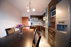 Kuchyňa alebo kuchynka v ubytovaní City&Sea view 2BR 4+2