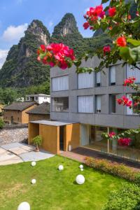 Nespecifikovaný výhled na hory nebo výhled na hory při pohledu z hotelu