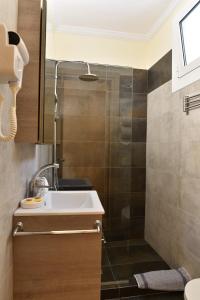 A bathroom at Acro&Polis