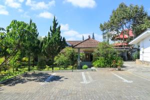 een huis met een parkeerplaats ervoor bij Villa Bunga in Malang