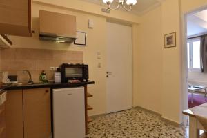 A kitchen or kitchenette at Acro&Polis