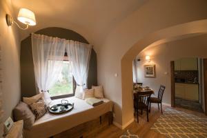 - une chambre avec un lit, une fenêtre et une table dans l'établissement Colonial ultra center apartment, à Cluj-Napoca