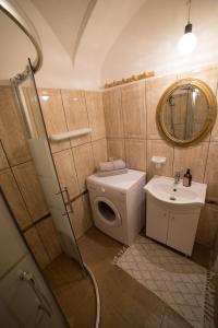 Ένα μπάνιο στο Colonial Ultra Center Apartment +29 φωτογραφίες