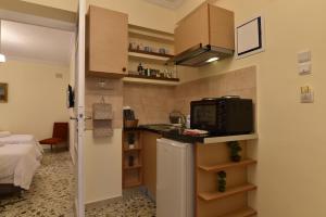 A kitchen or kitchenette at Acro&Polis
