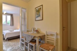 A bed or beds in a room at Acro&Polis
