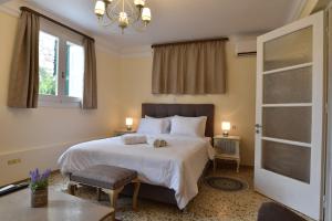 A bed or beds in a room at Acro&Polis