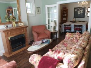 ein Wohnzimmer mit Sofa und Kamin in der Unterkunft Blue Spruce Bed and Breakfast Muskoka in Gravenhurst