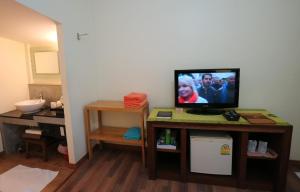 sala de estar con mesa y TV en Palita Lodge - SHA Plus en Haad Rin