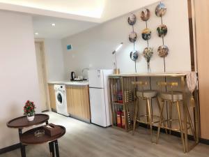 岭湖大厦锐得公寓（广州环市路小北地铁站店）的厨房或小厨房