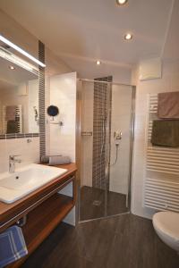 La salle de bains est pourvue d'un lavabo et d'une douche. dans l'établissement Residence Apartment Talblick, à San Leonardo in Passiria