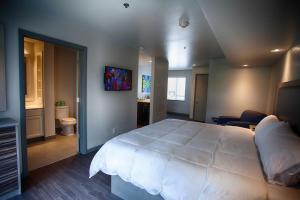 Säng eller sängar i ett rum på Z Loft Extended Stay Hotel