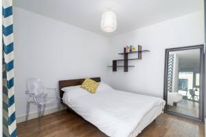 Un pat sau paturi într-o cameră la Lovely studio flat with terrace in Southeast London