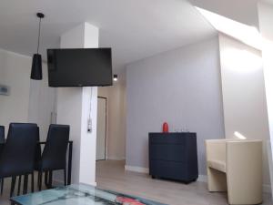 Televízia a/alebo spoločenská miestnosť v ubytovaní Apartament z pięknym widokiem Polanica Ogrodowa Wille Parkowe
