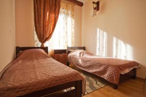 1 Schlafzimmer mit 2 Betten und einem Fenster in der Unterkunft Uyutniy in Odessa