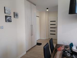 Televízia a/alebo spoločenská miestnosť v ubytovaní Apartament z pięknym widokiem Polanica Ogrodowa Wille Parkowe