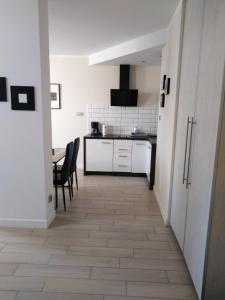 Kuchyňa alebo kuchynka v ubytovaní Apartament z pięknym widokiem Polanica Ogrodowa Wille Parkowe