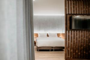 Un pat sau paturi într-o cameră la Aya Hotel