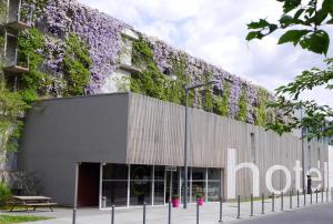 um edifício com plantas ao lado dele em B&B HOTEL Lille Centre Grand Palais em Lille