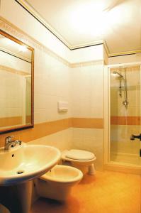 La salle de bains est pourvue d'un lavabo, de toilettes et d'une douche. dans l'établissement B&B Sei Stelle, à Sulmona
