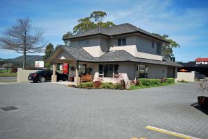 una casa con un coche aparcado en un estacionamiento en Executive On Fenton en Rotorua