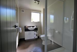 y baño con aseo y lavamanos. en Executive On Fenton, en Rotorua