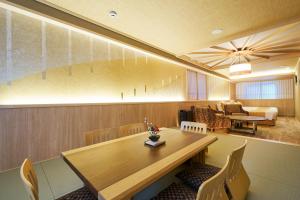 una sala conferenze con tavolo e sedie in legno di SHIKI Seasonal Colors Kanazawa a Kanazawa