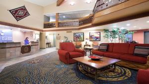 un vestíbulo de un hospital con muebles rojos en Holiday Inn Express Mesa Verde-Cortez, an IHG Hotel, en Cortez