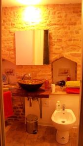 ein Bad mit einem Waschbecken und einem WC in der Unterkunft B&B La Lanterna in Fermo