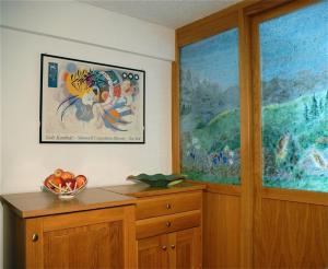 a kitchen with a painting on the wall and a dresser at Oasi Budden 1 in Breuil-Cervinia