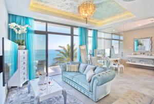 ein Wohnzimmer mit blauem Sofa und Meerblick in der Unterkunft El Oceano Beach Hotel Adults only recommended in La Cala de Mijas