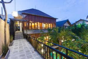a house with a staircase leading to a house at Bije Boutique & Gallery in Ubud