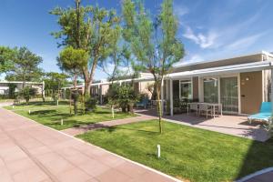 una casa con un patio e un cortile di Park Gallanti a Lido di Pomposa