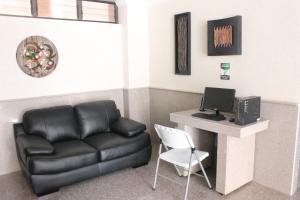 TV a/nebo společenská místnost v ubytování Hoteles Bogotá Inn Lago Chico Zona Rosa