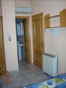 Habitación con 1 dormitorio con baño y lavabo. en Hostal Vadama, en Segovia