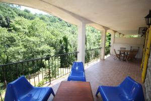 Balkón nebo terasa v ubytování Logis Hôtel Restaurant Le Domaine de l'Eau Vive