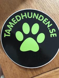 a sign with a green paw print on a table at Silte Siglajvs 147 in Havdhem