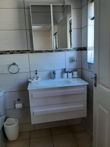 A bathroom at Bergsight Self Catering Accommodation