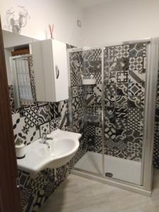 W łazience znajduje się umywalka i prysznic. w obiekcie Cristallo di neve b&b w mieście Roccaraso