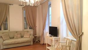 TV a/nebo společenská místnost v ubytování Barbacan Boutique Hotel