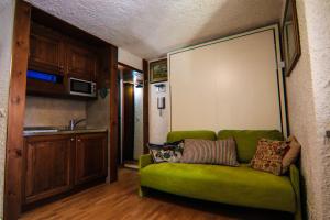 een groene bank in een woonkamer bij oasi budden 2 in Breuil-Cervinia