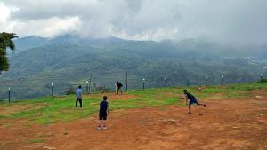 Imagem da galeria de The Bowers Chalet Private Campfire & Lawn BBQ, WIFI, Breakfast Hill Top 360 degree view em Ooty