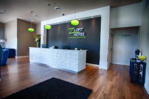 Predvorje ili recepcija u objektu Z Loft Extended Stay Hotel