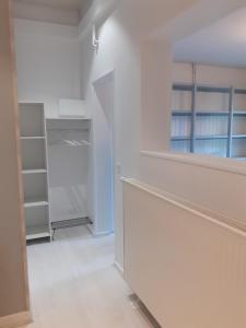 cocina con paredes blancas y armario abierto en La belle étoile, en Varennes-en-Argonne